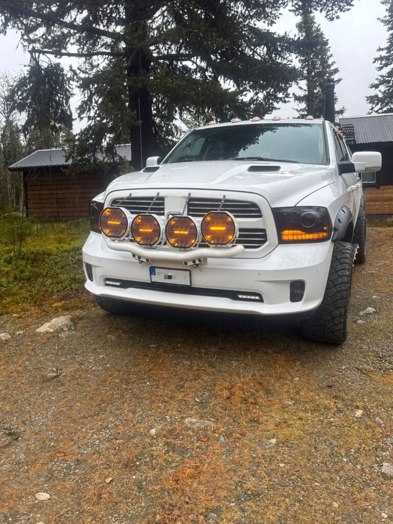 Luxtar Stellar White på RAM 1500, orange positionsljus tänt
